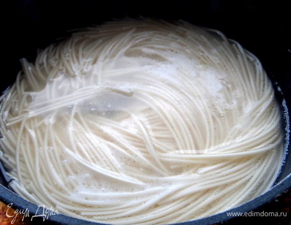 На моей пачке нарисовано,что варить 3 минуты,потом процедить.