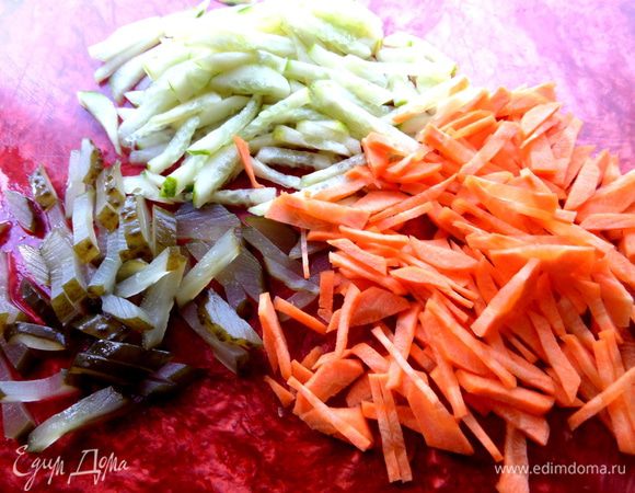 Оба вида огурцов и морковь нарезать соломкой.