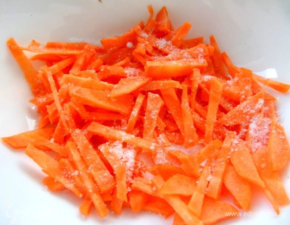 Морковку посыпать крупной солью и помять хорошенько.