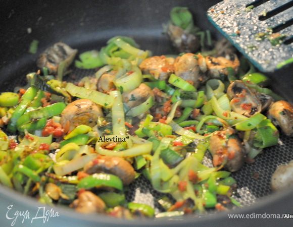 Кубик овощного бульона поломать, добавить горчицу, петрушку и тмин. Залить ½ стак. горячей воды. Перемешать и вылить в лук-порей , грибы. Тушим 5 мин. до испарения бульона.