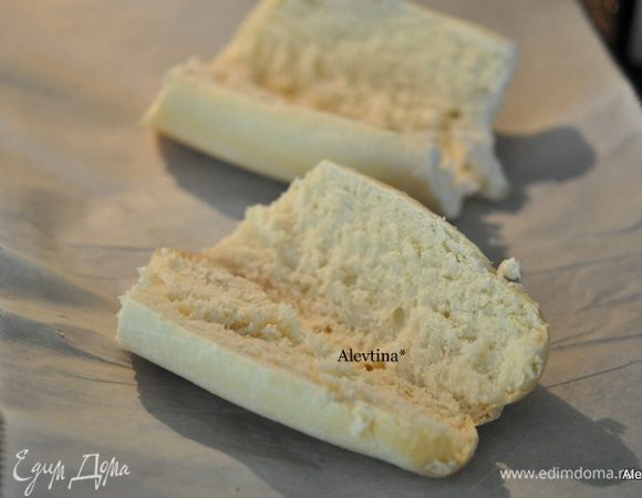 Разрезаем багет книжкой. Выкладываем на противень с бумагой для выпечки.
