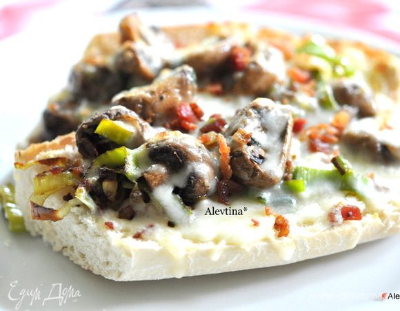 Сверху смесь лука-порей и грибов, затем посыпаем сыром и беконом. Ставим в горячую духовку на 200 гр на 5 мин. Подаем горячими или теплыми. Приятного аппетита.
