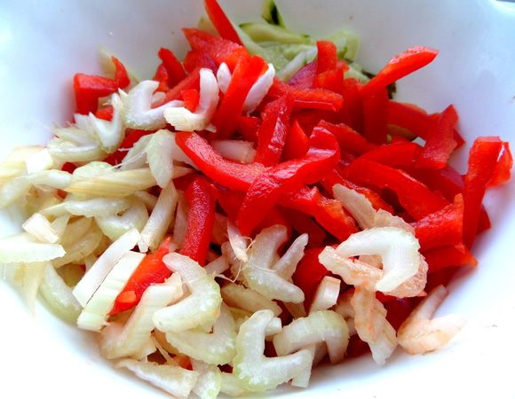 Высыпаем овощи в миску.