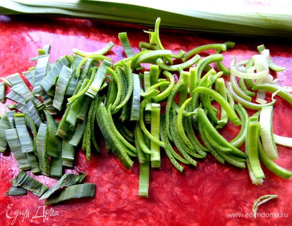 Зелёную часть порея разрезать вдоль,потом на полоски.