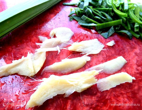 Маринованный имбирь выловить из маринада и измельчить.