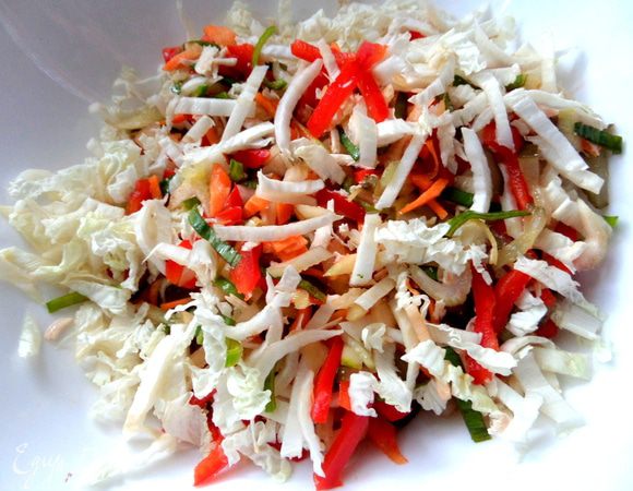 Измельчаем капусту на полоски и смешиваем вместе все составляющие.