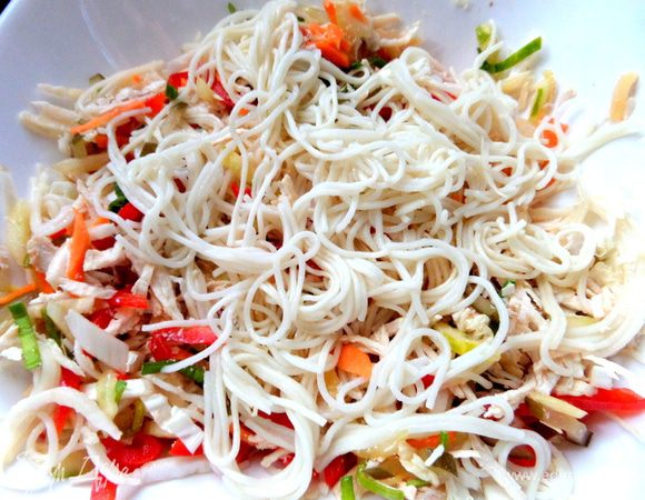 Выложим вермишель в салат.