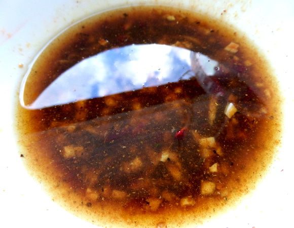 Заправку перемешиваем и даём пару минут настояться. В ней даже облака отразились!