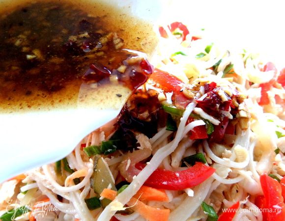 Выливаем заправку в салат...