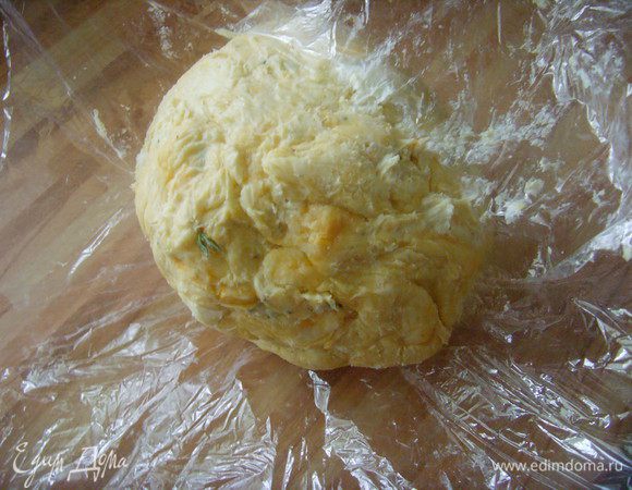 Для теста смешать муку, холодное масло, нарезанное кубиками, сахар, щепотку соли в блендере в крошку, добавить 1 ст. л. ледяной воды, замесить тесто, сделать из него колобок, завернуть в пищевую плёнку и отправить в холодильник на 30 мин. Духовку разогреть до 160°, форму смазать маслом и распределить по форме тесто, сделать бортик, покрыть бумагой для выпечки, засыпать любые бобы ( храню для этих целей всегда фасоль) и выпекать в течении 15 мин. 