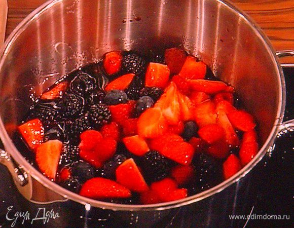 Ягоды любые, чем разнообразне, тем лучше очистить,  сполоснуть, выложить на кухонные салфетки, чтобы впиталась лишняя влага. 400 грамм ягод (крупные порезать)  сложить  в миску, полить соком лимона, засыпать сахарной пудрой и оставить мариноваться. В кастрюльке закипятить вино с сахаром до его растворения, влить тонкой струйкой разведённый в воде крахмал ( возможно его понадобится чуть больше, зависит от сочности ягод) и заварить сироп.  Залить сиропом ягоды. Вино, конечно, можно заменить на сок. Охладить до тёплого