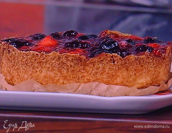 Тарт охладился, схватился. Извлекаем его из формы. Края посыпаем сахарной пудрой. Конечно его можно уже пробовать! Приятного аппетита!