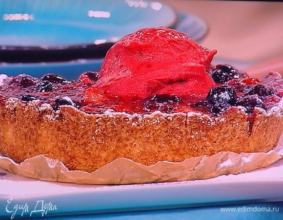 А вот и шарик ягодного охлаждающего сорбе. Тоже очень хорош сам по себе. Приятного аппетита!