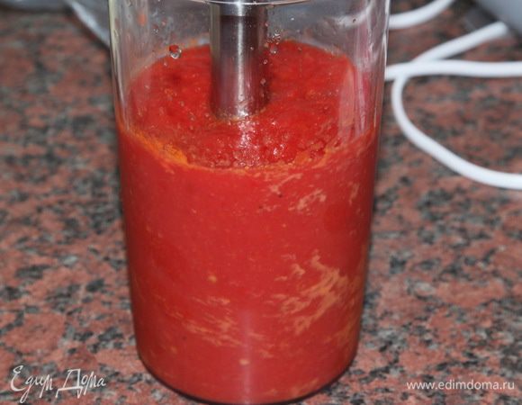 Помидоры в собственном соку пробиваем погружным блендером.