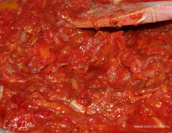 Добавляем к овощной смеси, перемешиваем и тушим под крышкой пару-тройку минут.