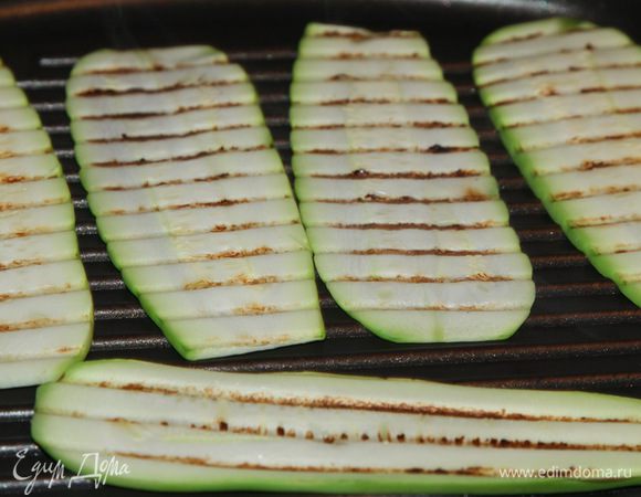 Кабачок очищаем от кожуры, нарезаем тонкими пластинами и жарим на сковороде-гриль. У кого нет - просто обжариваем, я делаю на гриле для пущей диетичности блюда.
