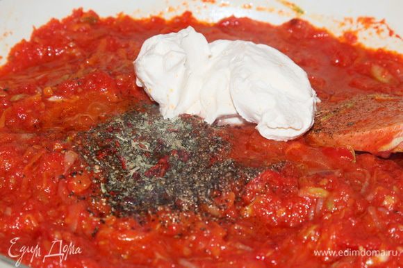 В томатный соус добавляем 2 столовые ложки крем-сыра. Здесь такой момент: у меня крем-сыр приготовленный по рецепту ღ Юляღ "Крем-сыр в домашних условиях" http://www.edimdoma.ru/retsepty/57445-krem-syr-v-domashnih-usloviyah Добавляем перец, соль и любые ваши травки.
