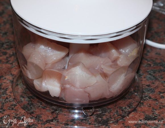 Из куриного филе готовим фарш.