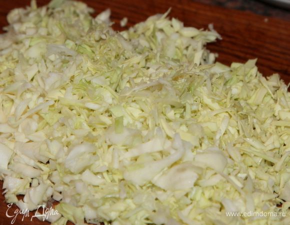 Капусту мелко шинкуем.