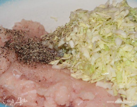 Соединяем вместе, добавляем соль, перец и вымешиваем фарш.