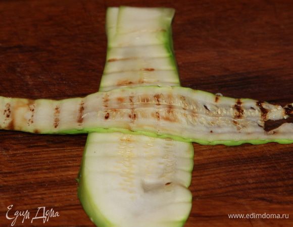 Пластины кабачков выкладываем крест-накрест.