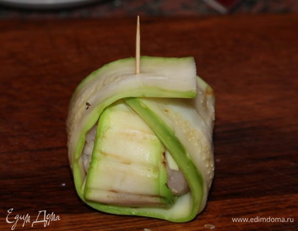 Из фарша формируем шарики, выкладываем в центр крестика и накрываем пластинами, по очереди поднимая концы. У меня получилось 15 таких "клубочков".