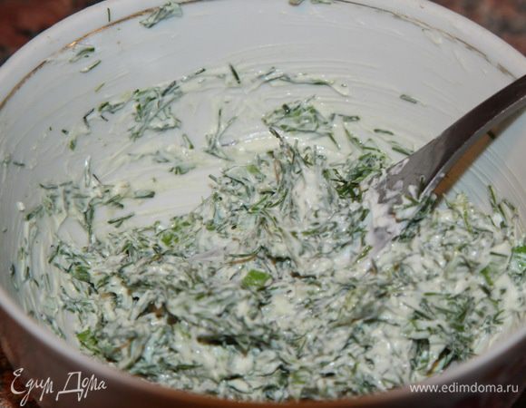 Смешиваем рубленую зелень, чеснок и крем-сыр.