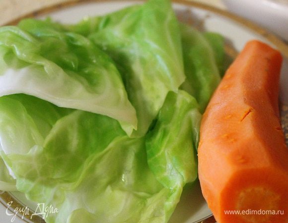 Морковь отварить до готовности. Два листа капусты разрезать пополам и отварить в слегка подсоленной воде 2-3 минуты.