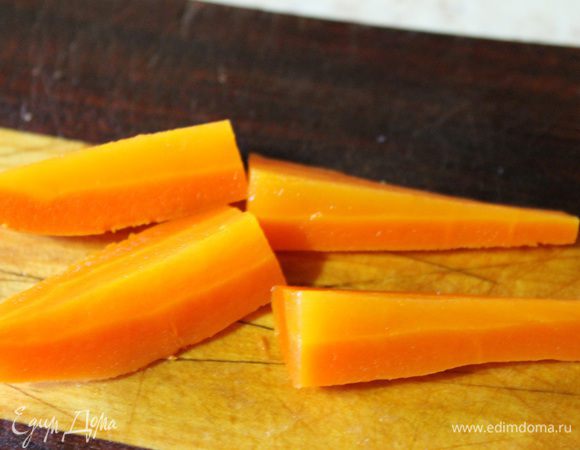 Морковь нарезать брусочками.