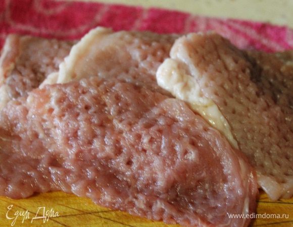 Мясо отбить молоточком и приправить любимыми специями.