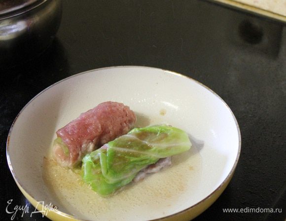 В сковороду наливаем масло, так чтобы слегка покрыло дно. Выкладываем рулетики и обжариваем их с двух  сторон, до золотистой корочки.