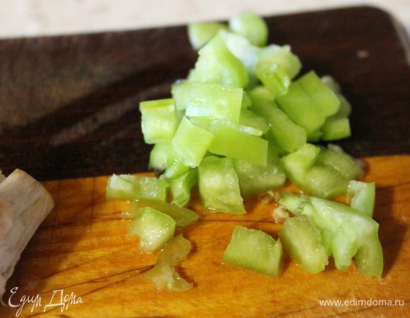Перец режем кубиками.