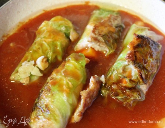 В сковородку возвращаем наши обжаренные рулетики, добавляем томатную пасту разведенную водой. Солим, перчим по вкусу. И доводим до кипения.