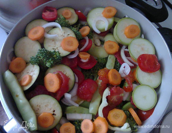 На дно кастрюли выложить мясо, подсолить, и потом слоями лук, картофель, помидоры, чеснок, болгарский перец, кабачки, морковь, стручковую фасоль, баклажаны, капусту брокколи, зелень и сверху кусками белокочанную капусту.
 Не забывайте через слой подсолить. Сверху еще раз подсолить, поперчить и положить перец горошком.
У меня набор "Пять перцев", можно еще зиру положить. Закрыть крышкой и на очень маленьком огне тушить 1-1,5 часа. Все зависит от мяса. В конце перемешать, если мясо жирное, то так подавать, если постное или делаете с куриной грудкой или индейкой, то добавить сливочное масло 30 г можно посыпать свежую зелень. Подавать с салатом.