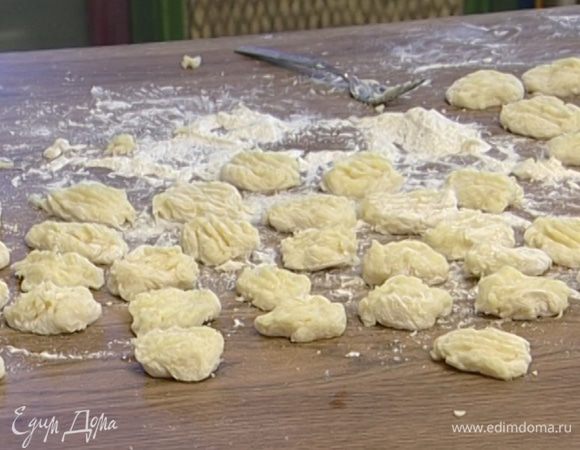 Разрезать колбаску на небольшие цилиндры.