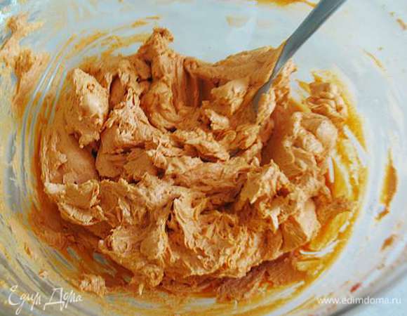 Готовим масляный блок. 
К мягкому сливочному маслу добавить томатную пасту и размять вилкой до однородности. 