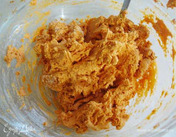 Добавить муку и перемешать вилкой. 