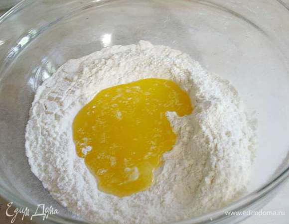 К муке добавить соль, растопленное масло и перетереть вилкой до крошки. Добавить уксус и перемешать.