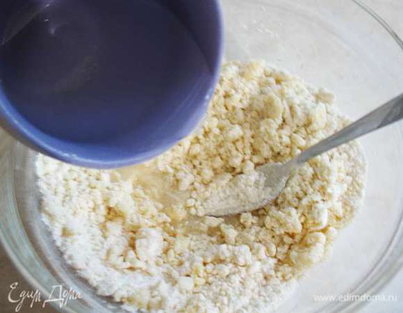 Постепенно добавляем воду и перемешиваем. Воду вливаем частями, так как может уйти меньше. 