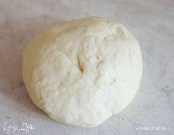 Замесить тесто, тесто должно получится мягким. Скатать в шар.