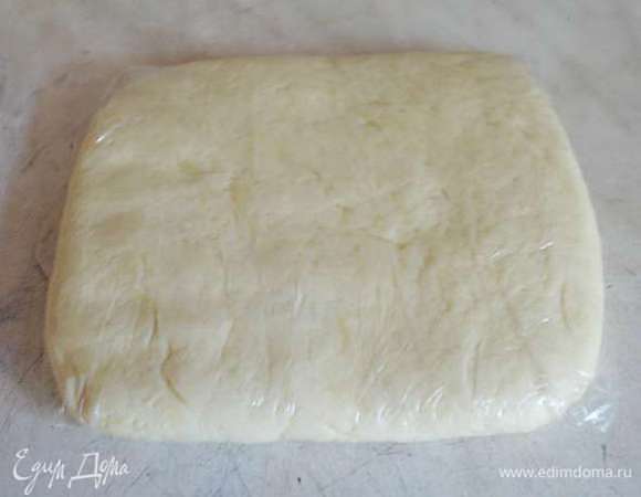 Сформировать квадрат со стороной 8 см и толщиной 2 см. Завернуть в пленку и в холодильник на 2 часа или в морозильник на 30 минут. В холодильник желательно отправить еще и доску со скалкой. 