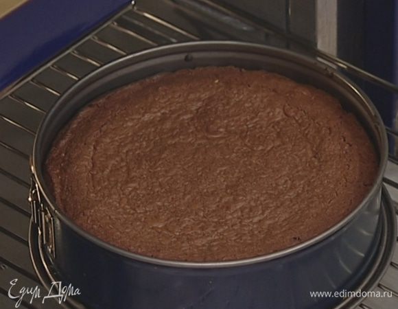 Выпекать торт в разогретой духовке 35 минут, затем остудить.