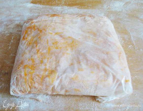 Мучной блок закрываем краями масляного блока, сначала завернуть боковые короткие стороны, а затем длинные.  Края нужно тщательно "запечатать" со всех сторон. Заворачиваем в пленку и отправляем на 2 часа в холодильник. 