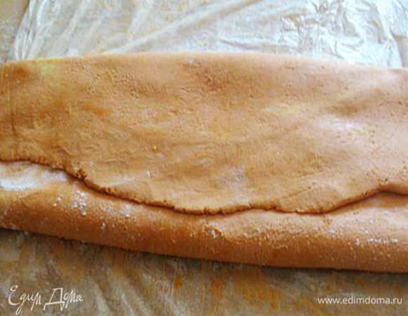 Длинную сторону мысленно делим на три и складываем тесто (как на фото). Потом немного прокатала и свернула пополам. Заворачиваем в пленку и снова в холодильник вместе с доской и скалкой на 2 часа. 

Здесь я допустила ошибку, но главное результат. А тесто получилось. В оригинале нужно было сделать так
"Края "короткой" стороны завернуть к центру "книжкой". Сложить тесто пополам по той же стороне, так чтобы сгиб остался слева." 