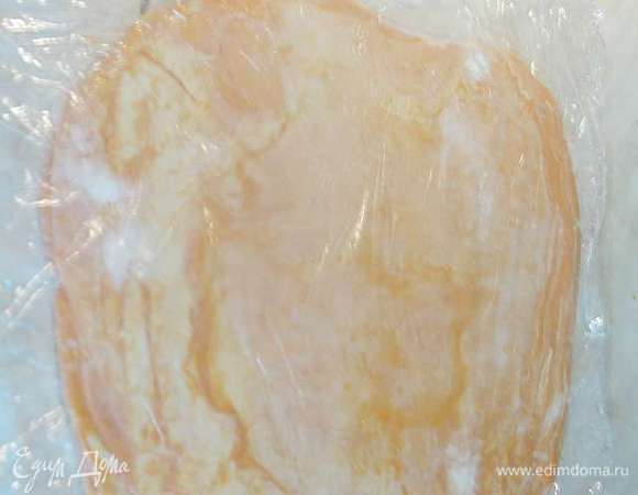 Вторая раскатка. 
Начинаем раскатывать по сгибу делая его длинной стороной.  Раскатываем его тоже в прямоугольник где она сторона в три раза длиннее другой. Складываем аналогично первому разу. Заворачиваем и в пленку на 2 часа. 

Через 2 часа сделать третью раскатку, завернуть в пленку и оставить созревать на ночь. Третью раскатку можно упустить. 