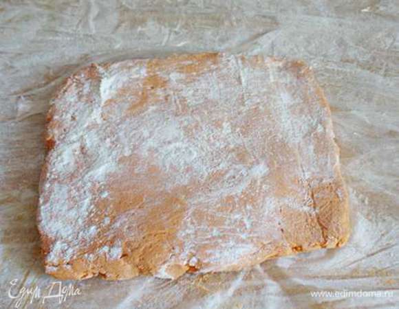 Последнюю раскатку делаем за час перед выпечкой. Раскатываем в прямоугольник делим мысленно на три части и складываем "письмом", т.е. первую часть кладем на вторую и закрываем третьей.  Заворачиваем в пленку и кладем на час в холодильник. 
