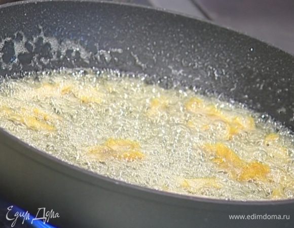 Приготовить карамель: всыпать в глубокую сковороду сахар, смочить его водой и поставить на огонь. Когда сахар растворится, добавить нарезанную лимонную цедру и продолжать прогревать на небольшом огне, пока карамель не загустеет.