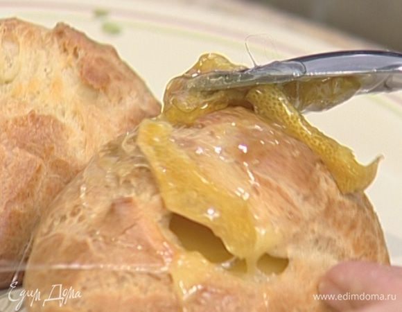 Готовой карамелью украсить эклеры.