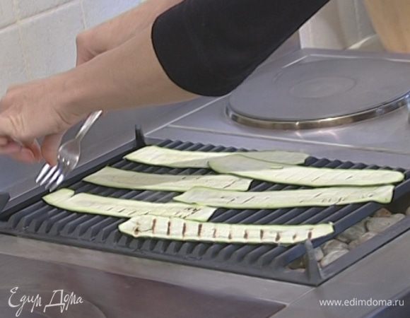  Обжарить на гриле с обеих сторон.