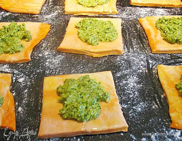 Выкладываем на наши прямоугольники в центр понемногу соуса песто. 